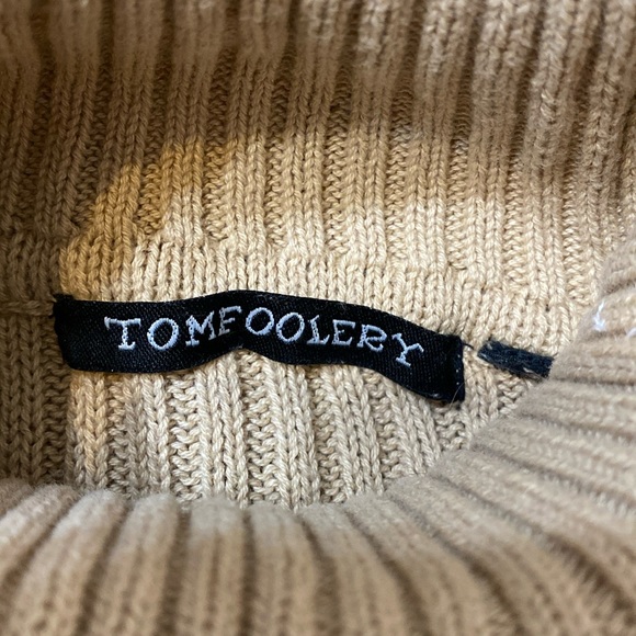 Tomfoolery Tan sleeveless turtleneck sweater - size Medium - Picture 5 of 8